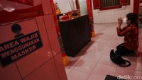 Ornamen kemerahan yang khas memenui kelenteng.