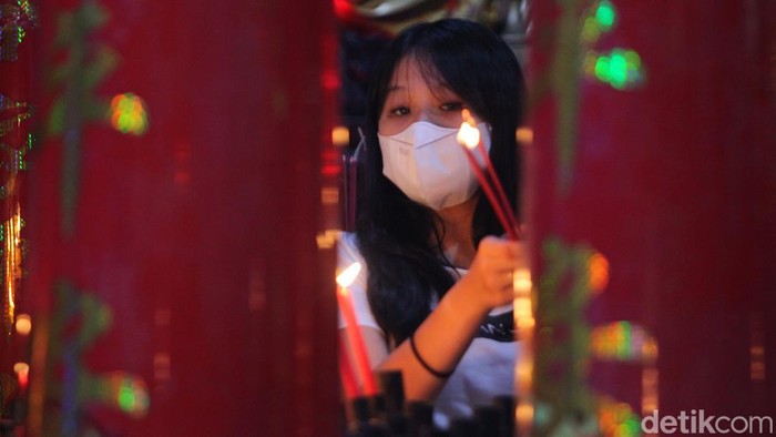 Sembahyang Malam Pergantian Tahun Imlek di Yogyakarta Malam pergantian tahun baru Imlek 2573 dilakukan dengan ibadah sembahyang di Kelenteng Fuk Ling Miao, Gondomonan, Yogyakarta.