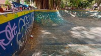 Kondisi skatepark nampak tidak terawat.