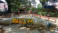 Skatepark itu juga dipenuhi oleh coretan.