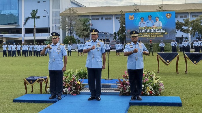 Serah terima jabatan dari Marsda TNI Tatang Harlyansyah sebagai Dankodiklatau lama ke Dankodiklatau baru yang saat ini dijabat Marsda TNI Nanang Santoso.