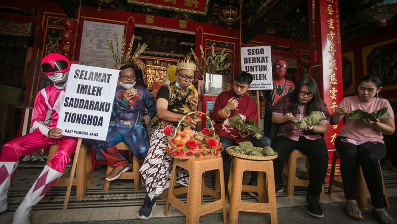 Spider-Man hingga Power Ranger Beri Ucapan Selamat Imlek di Solo Warga dengan mengenakan kostum pewayangan dan superhero bertukar nasi berkat dengan kue keranjang di Klenteng Tien Kok Sie, Pasar Gede, Solo, Jawa Tengah, Senin (31/1/2022). Aksi tersebut dalam rangka memberikan ucapan