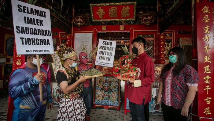 'Spider-Man' hingga 'Power Ranger' Beri Ucapan Selamat Imlek di Solo Warga dengan mengenakan kostum pewayangan dan superhero bertukar nasi berkat dengan kue keranjang di Klenteng Tien Kok Sie, Pasar Gede, Solo, Jawa Tengah, Senin (31/1/2022). Aksi tersebut dalam rangka memberikan ucapan