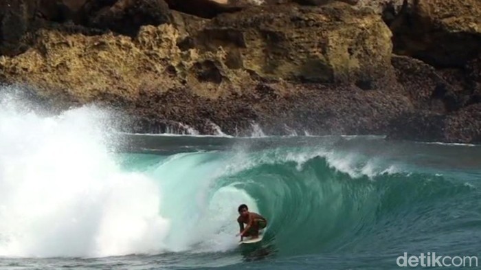 Spot Pantai Watukarang Pacitan