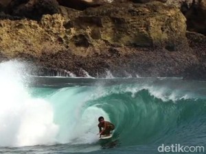 Pantai Watukarang Pacitan Punya Spot Selancar Terbaik di Dunia