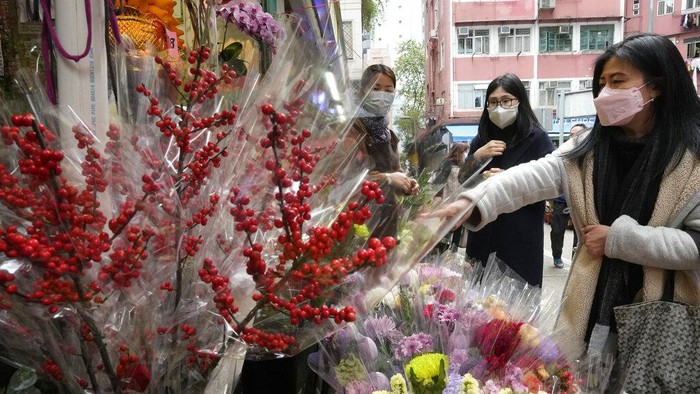 Suasana Jelang Malam Tahun Baru Imlek di Hong Kong People purchase flowers at a market to celebrate the Lunar New Year in Hong Kong, Monday, Jan. 31, 2022. The Chinese Lunar New Year falls on Feb. 1. (AP Photo/Vincent Yu)