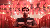 Sejumlah jemaah melakukan peribadatan di tahun baru Imlek 2573 di Klenteng Hok Lay Kiong, Jalan Kenari, Kota Bekasi, Senin (31/1/2022).