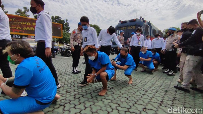 Polisi telah menetapkan Ketua Umum GMBI M Fauzan Rachman dan 11 anak buah menjadi tersangka kasus demi anarkis di Polda Jabar. Tampang Fauzan dan 11 anak buahnya lesu saat berbaju tahanan.