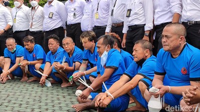 Tampang Lesu Ketum GMBI Cs Saat Berbaju Tahanan
