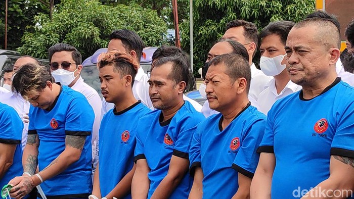 Polisi telah menetapkan Ketua Umum GMBI M Fauzan Rachman dan 11 anak buah menjadi tersangka kasus demi anarkis di Polda Jabar. Tampang Fauzan dan 11 anak buahnya lesu saat berbaju tahanan.