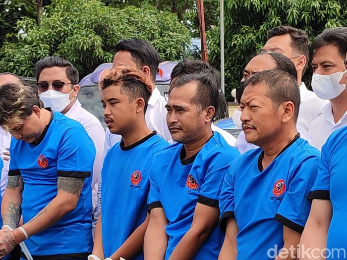 Polisi telah menetapkan Ketua Umum GMBI M Fauzan Rachman dan 11 anak buah menjadi tersangka kasus demi anarkis di Polda Jabar. Tampang Fauzan dan 11 anak buahnya lesu saat berbaju tahanan.