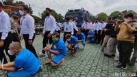 Kabid Humas Polda Jabar Ibrahim Tompo mengatakan Fauzan ditangkap di kediamannya di kawasan Cimenyan, Kabupaten Bandung pada Jumat (28/1) dini hari. Dia ditangkap beberapa jam usai polisi mengamankan ratusan anak buahnya.   