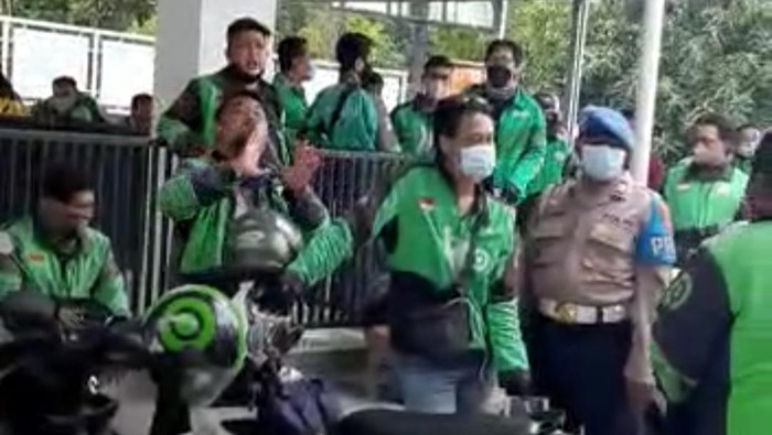 Tangkapan layar video viral / Ojol geruduk Balai Desa Jadimulya Cirebon
