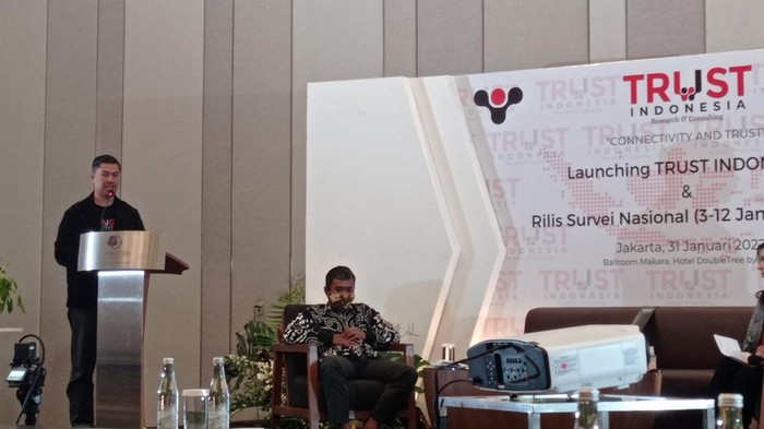 Direktur Eksekutif Trust Indonesia Azhari Ardinal menyampaikan hasil survei, di Hotel Double Tree by Hilton, Cikini, Jakarta Pusat, Senin (31/1/2022).