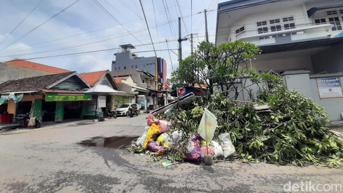 Tumpukan sampah di Gubeng Kertajaya Surabaya