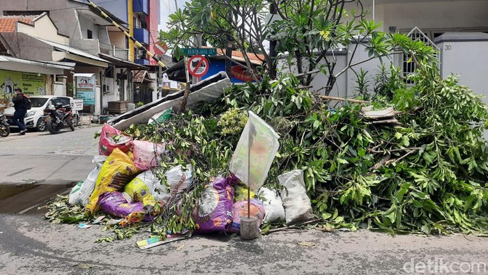 Tumpukkan sampah di Surabaya