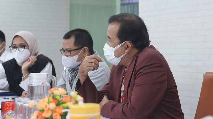 Upaya Meningkatkan Penjualan Produk Otomotif Indonesia Pengguna Smartphone menunjukkan aplikasi Broom.id, Jakarta, Jumat 28 Januari 2022. Broom.id dengan BRI Finance umumkan kerja sama dalam pengembangan bisnis penjualan mobil berupa suntikan dana dari BRI Finance untuk fasilitas pembiayaan dana talang kepada showroom mobil mitra Broom.id. Tercatat di bulan Januari 2022, Broom sudah mendanai mitra showroom mobil sebesar 120 miliar rupiah. Aplikasi Broom.id mendigitalisasi penyediaan dana talang sampai dengan 2 Miliar Rupiah bagi mitra showroom broom.id dan menjadi marketplace jual-beli mobil baru dan bekas secara gratis bagi mitra showroom mobil.