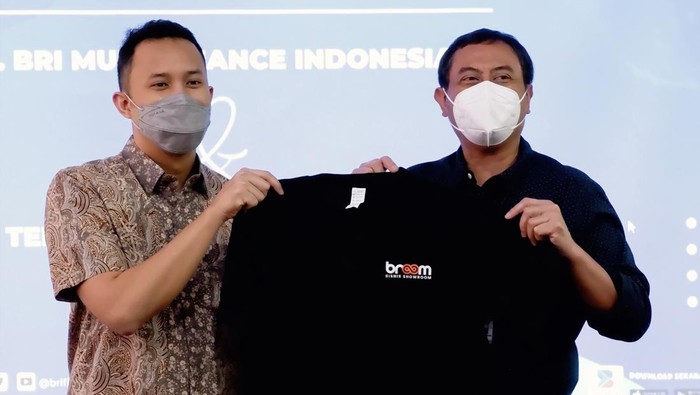 Pengguna Smartphone menunjukkan aplikasi Broom.id, Jakarta, Jumat 28 Januari 2022. Broom.id dengan BRI Finance umumkan kerja sama dalam pengembangan bisnis penjualan mobil berupa suntikan dana dari BRI Finance untuk fasilitas pembiayaan dana talang kepada showroom mobil mitra Broom.id. Tercatat di bulan Januari 2022, Broom sudah mendanai mitra showroom mobil sebesar 120 miliar rupiah. Aplikasi Broom.id mendigitalisasi  penyediaan dana talang sampai dengan 2 Miliar Rupiah bagi mitra showroom broom.id dan menjadi marketplace jual-beli mobil baru dan bekas secara gratis bagi mitra showroom mobil.
