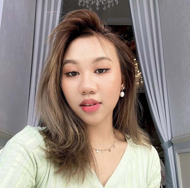 Vanya tergabung dalam grup Z-Girls yang berisi tujuh personel dari berbagai negara Asia. Kini, wanita kelahiran Yogyakarta itu lebih aktif di kanal YouTube pribadinya. Foto: dok. Instagram zhavanyameidi