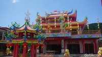 Vihara Ci Kung sudah ada sejak tahun 1981. Traveler bisa berkunjung ke vihara ini bila liburan ke Singkawang. Lokasinya berada di tepi jalan raya dan sangat mudah untuk menemukannya. (Wahyu Setyo/detikTravel)