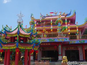 Potret Vihara di Singkawang dengan Mata Air Berkhasiat