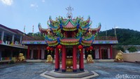 Namun semua itu berpulang lagi kepada kepercayaan traveler. Mata air yang berkhasiat tersebut berada di dalam bangunan Vihara Ci Kung. (Wahyu Setyo/detikTravel)