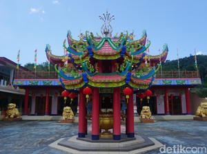 Vihara di Singkawang dengan Mata Air yang Bisa Sembuhkan Penyakit