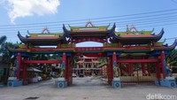 Inilah Vihara Ci Kung atau Ji Gong House of Help. Vihara ini terkenal dengan mata airnya yang konon bisa menyebuhkan segala penyakit. Lokasinya di Jalan Sagatani, Sijangkung, Singkawang. (Wahyu Setyo/detikTravel)