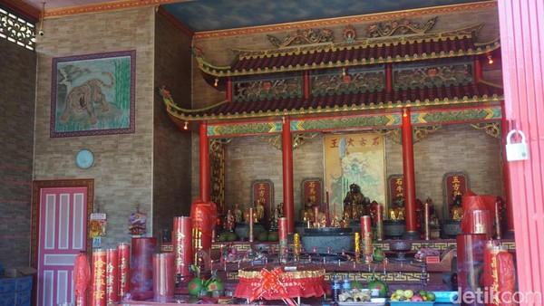 Dari mulai Taiwan, Hong Kong, Malaysia, Amerika Serikat hingga Australia, semuanya ada. Saat vihara ini kebakaran hebat 3 tahun silam, anak-anak angkat Raja Batu semuanya bahu membahu berdonasi untuk membangun ulang vihara ini. Hasilnya dalam waktu singkat, vihara tersebut sudah jadi persis seperti sebelum terbakar. (Wahyu Setyo/detikTravel)