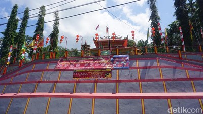 Foto Vihara Raja Batu di Singkawang, Pengikutnya dari Seluruh Dunia