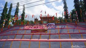 Foto Vihara Raja Batu di Singkawang, Pengikutnya dari Seluruh Dunia