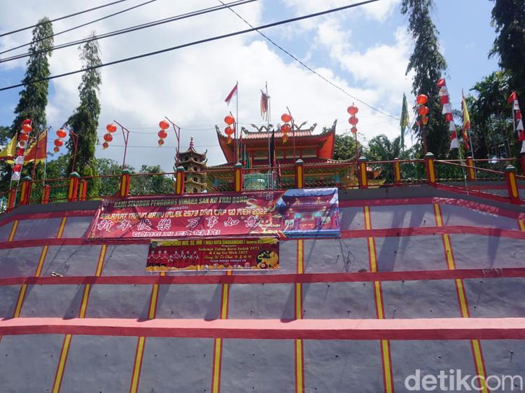 Foto Vihara Raja Batu di Singkawang, Pengikutnya dari Seluruh Dunia