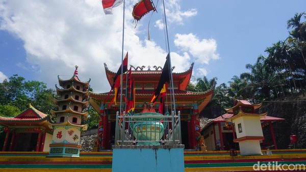 Vihara ini terletak di pinggir Jalan Sijangkung, Singkawang Selatan. Sebelum menempati lokasi yang sekarang, vihara ini sudah 3 kali berpindah lokasi. (Wahyu Setyo/detikTravel) Vihara ini terletak di pinggir Jalan Sijangkung, Singkawang Selatan. Sebelum menempati lokasi yang sekarang, vihara ini sudah 3 kali berpindah lokasi. (Wahyu Setyo/detikTravel)