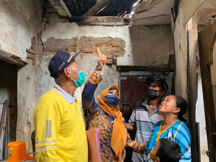 Waker DPRD Surabaya Temui Warga Tinggal di Rumah Tak Layak Huni