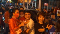 Dengan ramah, walikota wanita pertama di Singkawang ini berselfie ria dengan warganya, baik tua maupun muda.