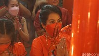Tjhai Chui Mie tampak dengan khusyuk berdoa. 