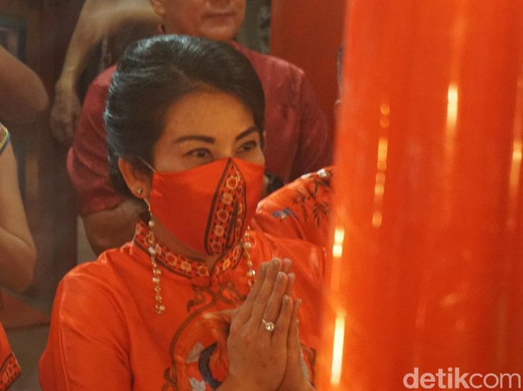 Potret Khusyuknya Wali Kota Singkawang Sembahyang Imlek