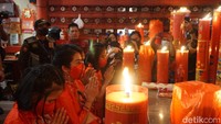 Tjhai Chui Mie berdoa dengan khusyuk bersama keluarganya. 