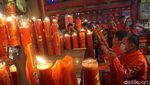 Potret Khusyuknya Wali Kota Singkawang Sembahyang Imlek