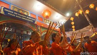 Kemudian, mereka membawa hio yang sudah dibakar keluar vihara dan memberikan penghormatan kepada leluhur. 