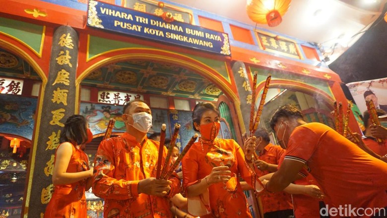 Walikota Singkawang Menjalankan Ibadah Malam Imlek di Vihara Tri Dharma Bumi Raya
