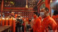Tjhai Chui Mie tiba sekitar pukul 21.30 di Vihara Tri Dharma Bumi Raya, Singkawang. Dengan mengenakan dress Cheongsam berwarna merah, Chui Mie tampak serasi dengan sang suami. 