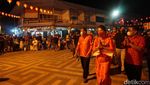 Potret Khusyuknya Wali Kota Singkawang Sembahyang Imlek