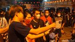 Potret Khusyuknya Wali Kota Singkawang Sembahyang Imlek