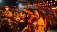 Setelah selesai beribadah, Chui Mie melayani permintaan warga untuk berfoto bersama.