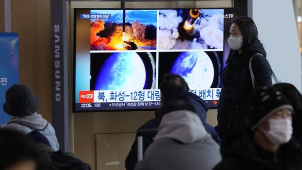 People watch a TV showing images of North Korea's missile launch during a news program at the Seoul Railway Station in Seoul, South Korea, Monday, Jan. 31, 2022. North Korea confirmed Monday it test-launched an intermediate-range ballistic missile capable of reaching the U.S. territory of Guam, the North's most significant weapon launch in years, as Washington plans to respond to demonstrate it's committed to its allies' security in the region. (AP Photo/Ahn Young-joon)