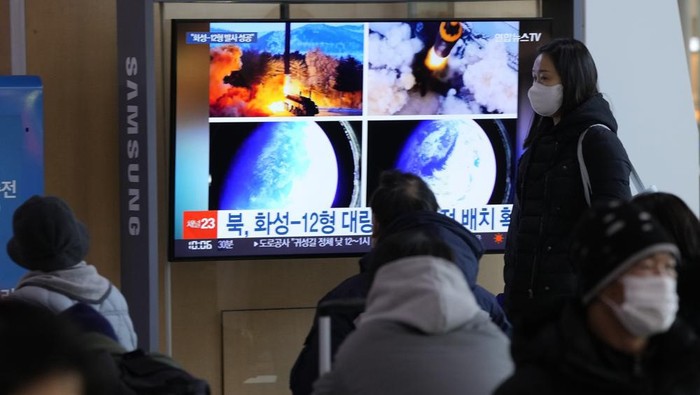 People watch a TV showing images of North Koreas missile launch during a news program at the Seoul Railway Station in Seoul, South Korea, Monday, Jan. 31, 2022. North Korea confirmed Monday it test-launched an intermediate-range ballistic missile capable of reaching the U.S. territory of Guam, the Norths most significant weapon launch in years, as Washington plans to respond to demonstrate its committed to its allies security in the region. (AP Photo/Ahn Young-joon)