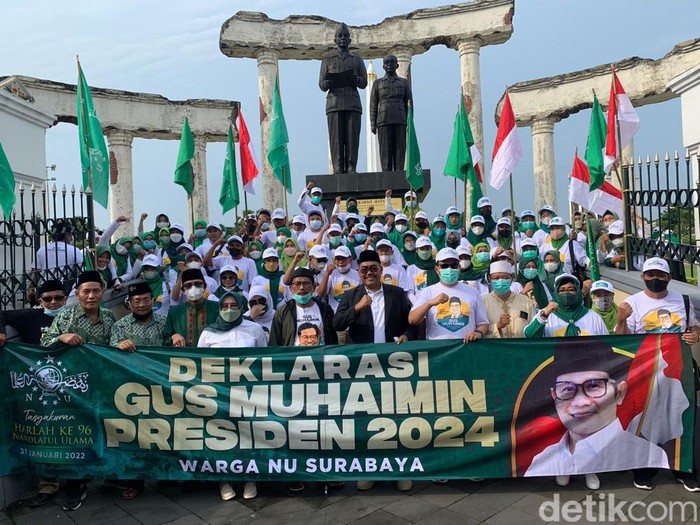 Sekitar 150 orang yang mengatasnamakan Warga NU Surabaya menggelar deklarasi mendukung Ketum PKB Muhaimin Iskandar menjadi capres 2024. Deklarasi digelar di Tugu Pahlawan Surabaya.