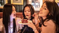 Siwi Widi sedang menikmati waktu berkualitas bersama orang-orang terdekatnya. Mereka ditemani sepotong red velvet cake yang manis empuk.