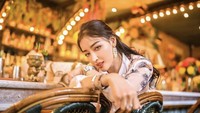 Layaknya anak muda lain, Siwi Widi juga hobi mampir ke kafe keren, mewah, dan Instagramable. Ia pun tak melewatkan momen untuk berfoto.